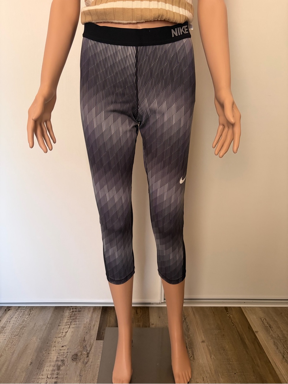 Nike Black & Gray Patterned Capri Leggings